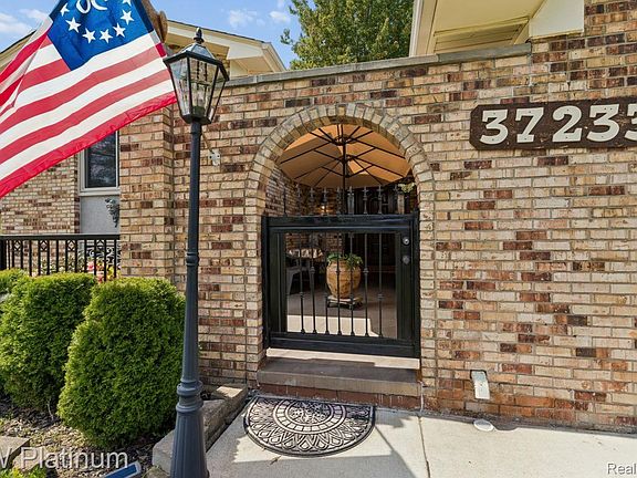 4th image of 37233 Almont Dr W
