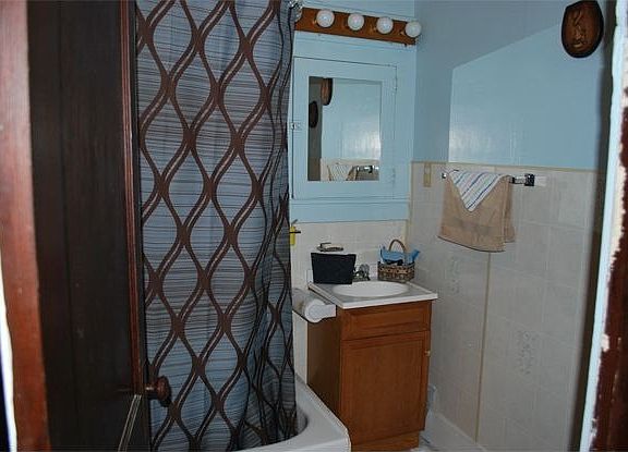 4th image of 522 E 2nd St