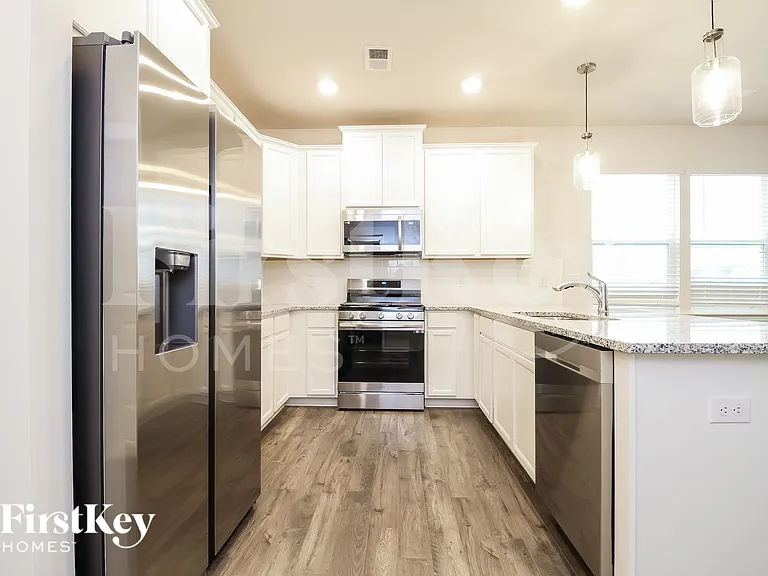 423 Stonefence Dr — Photo 5