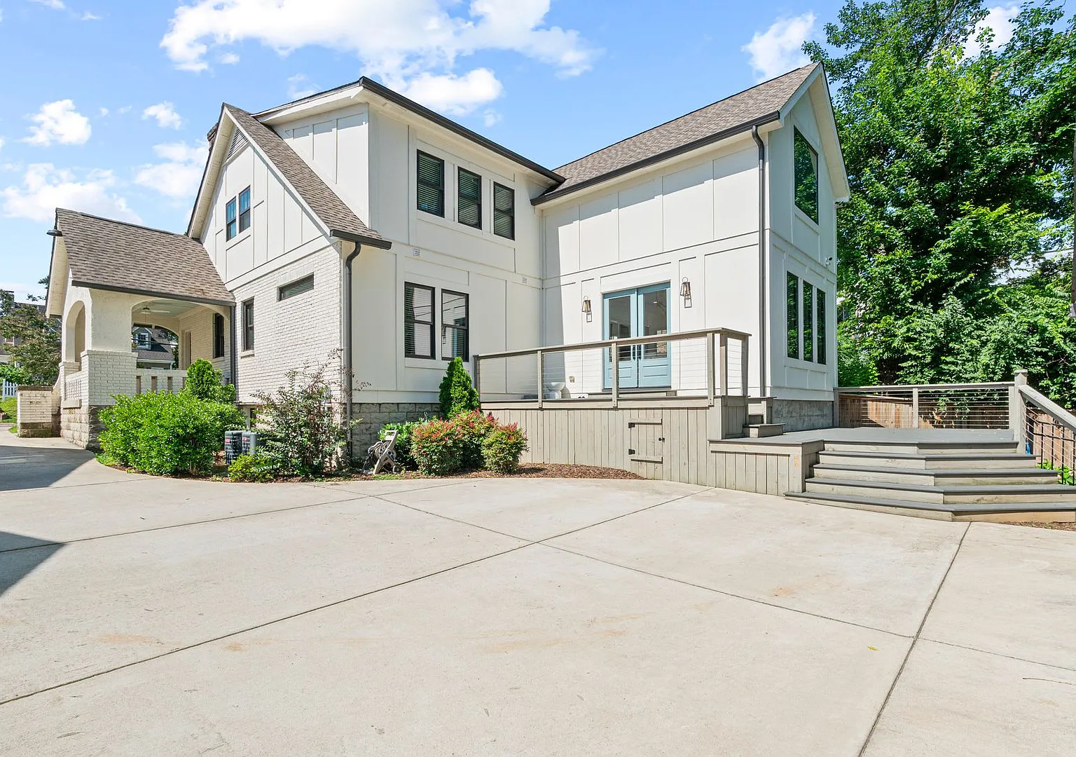 Luxury Downtown Home — Photo 2