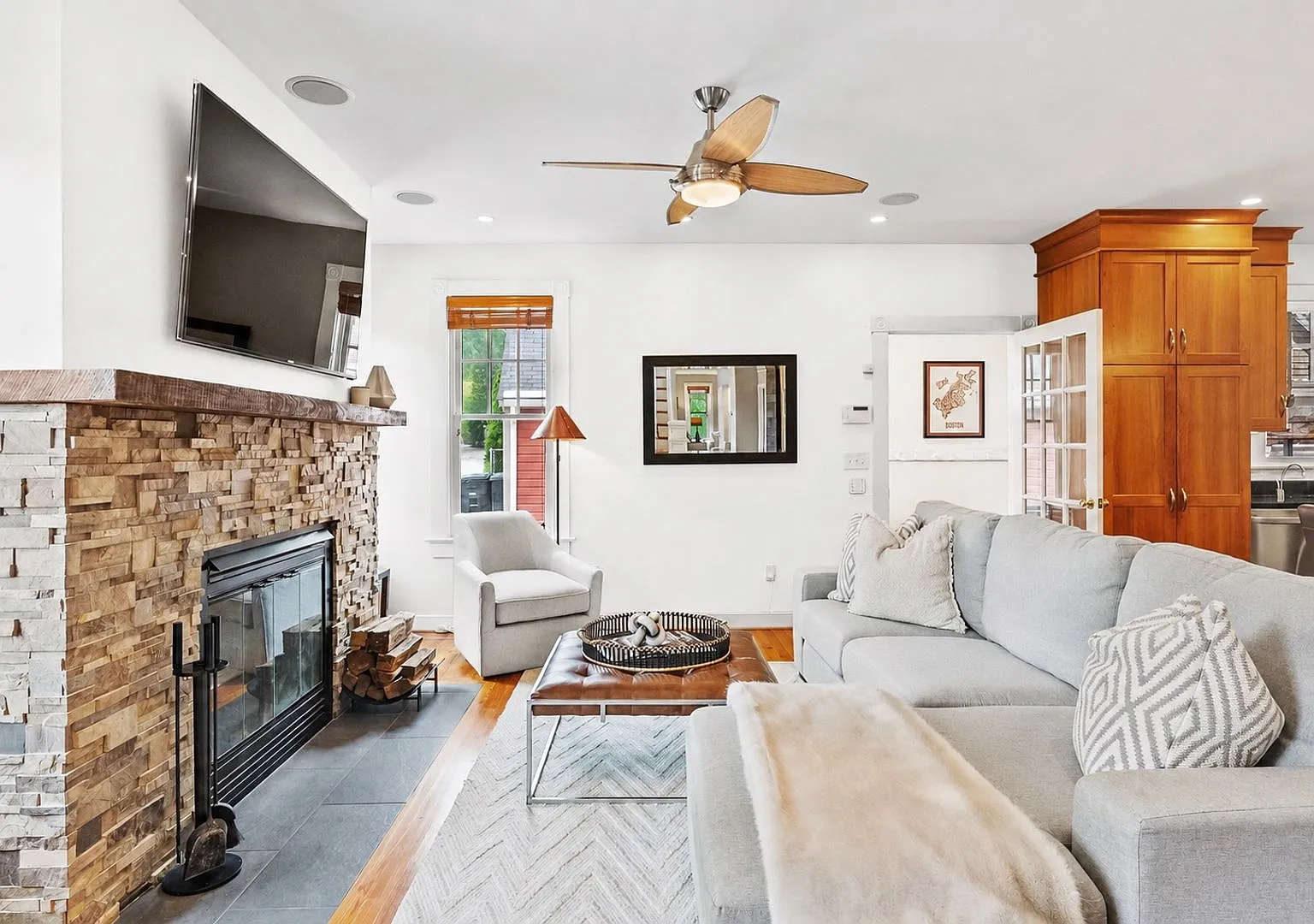 Spacious Kent Home | 6 Bed | 4 Bath | 4,000 Sf | Front Porch + Backyard | Detached 4-Car Garage — Photo 3