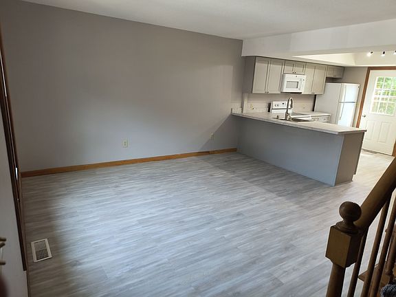 4th image of 1430 Russell Rd APT 29