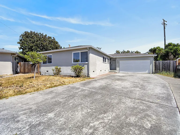 2045 Larsen Ct — Photo 1