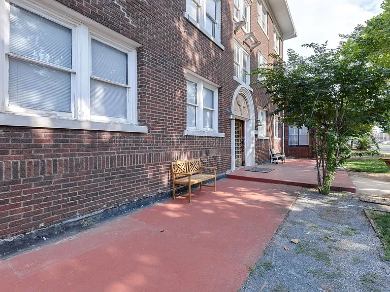 1318 N Robinson Ave — Photo 45