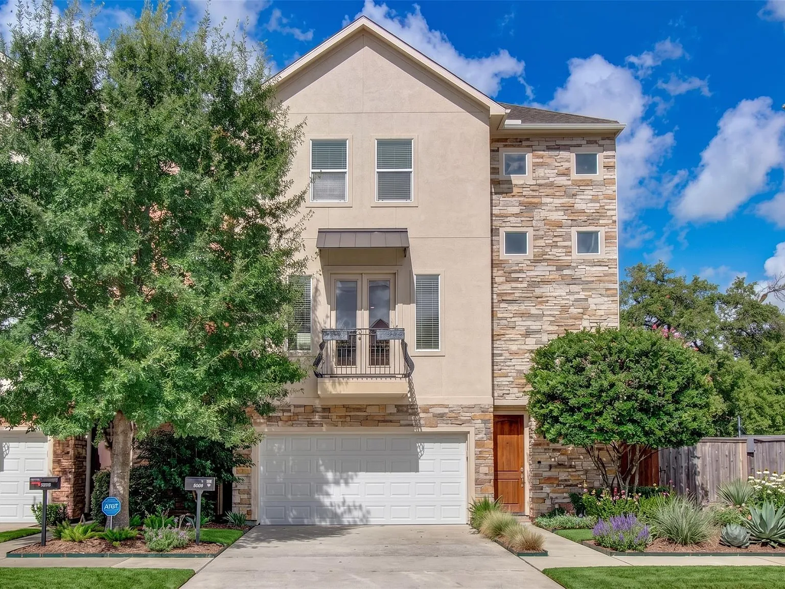 3 bed, 3.5 bath, 2045 sqft, $3,100 — Photo 2