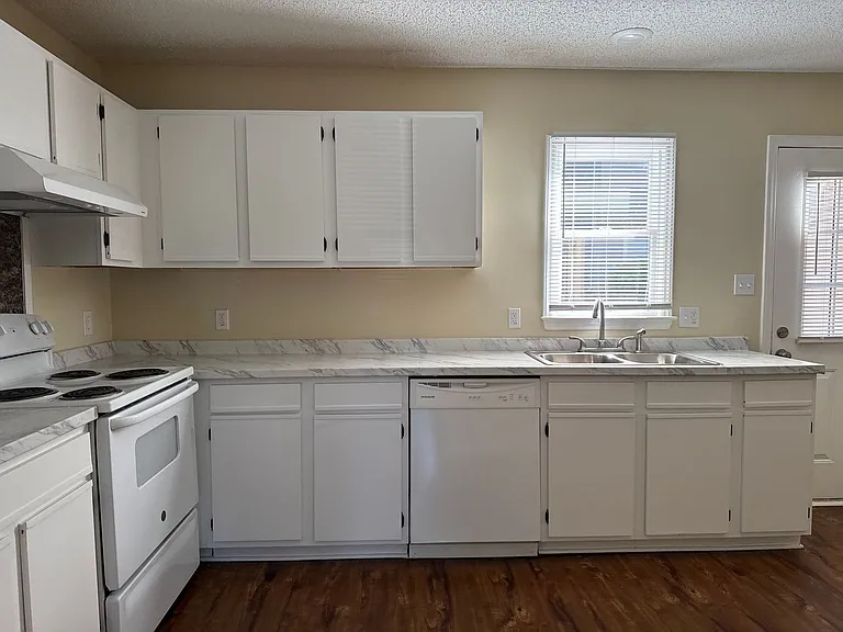 1112 Camden Ave — Photo 4