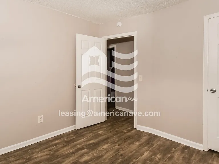6915_010_wm_-_bedroom_13246662.jpg