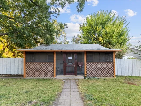 1227 E Pioneer Dr, Irving, TX 75061