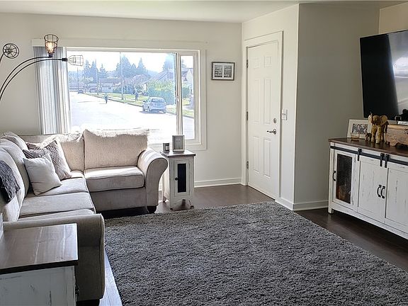 4th image of 1139 7th Ave NW