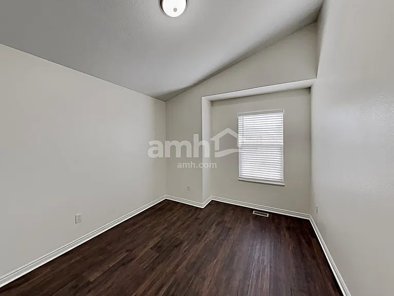 7506 N Addison Ave — Photo 16