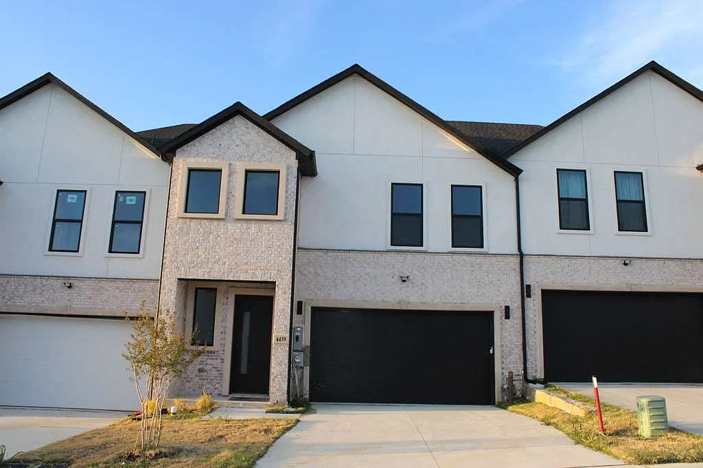 3 bed, 2.5 bath, 2108 sqft, $3,200 — Photo 1