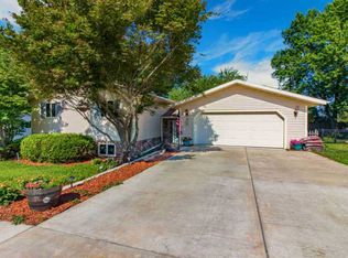 2105 Granada Dr, Pekin, IL 61554