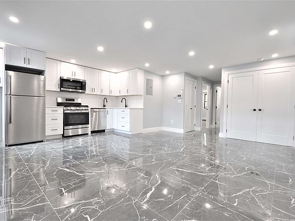 2nd image of 135 E 46th St Floor 1