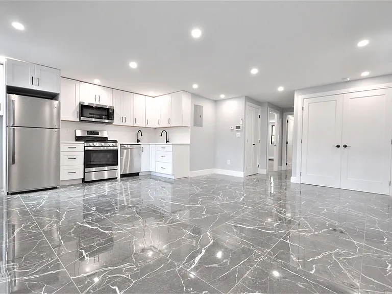 135 E 46th St #1 — Photo 2