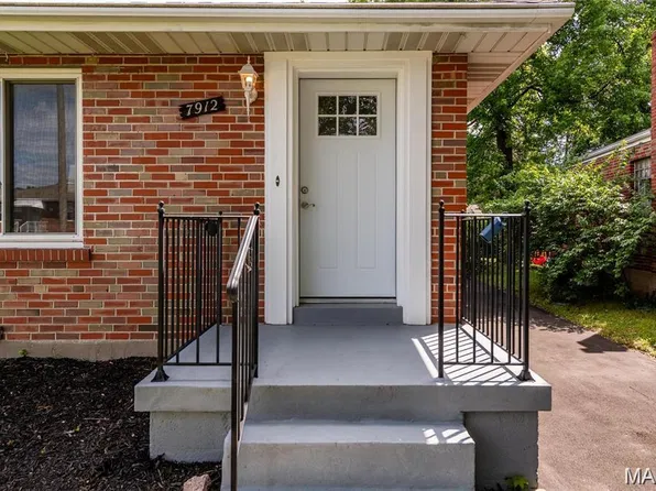 7912 Pembroke Dr, Saint Louis, MO 63123