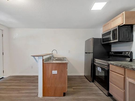 4th image of 2147 Keith St