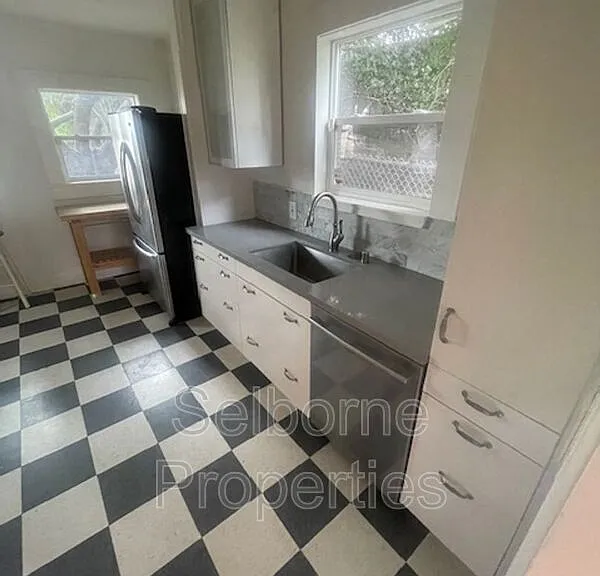 1424 E 20th St — Photo 2
