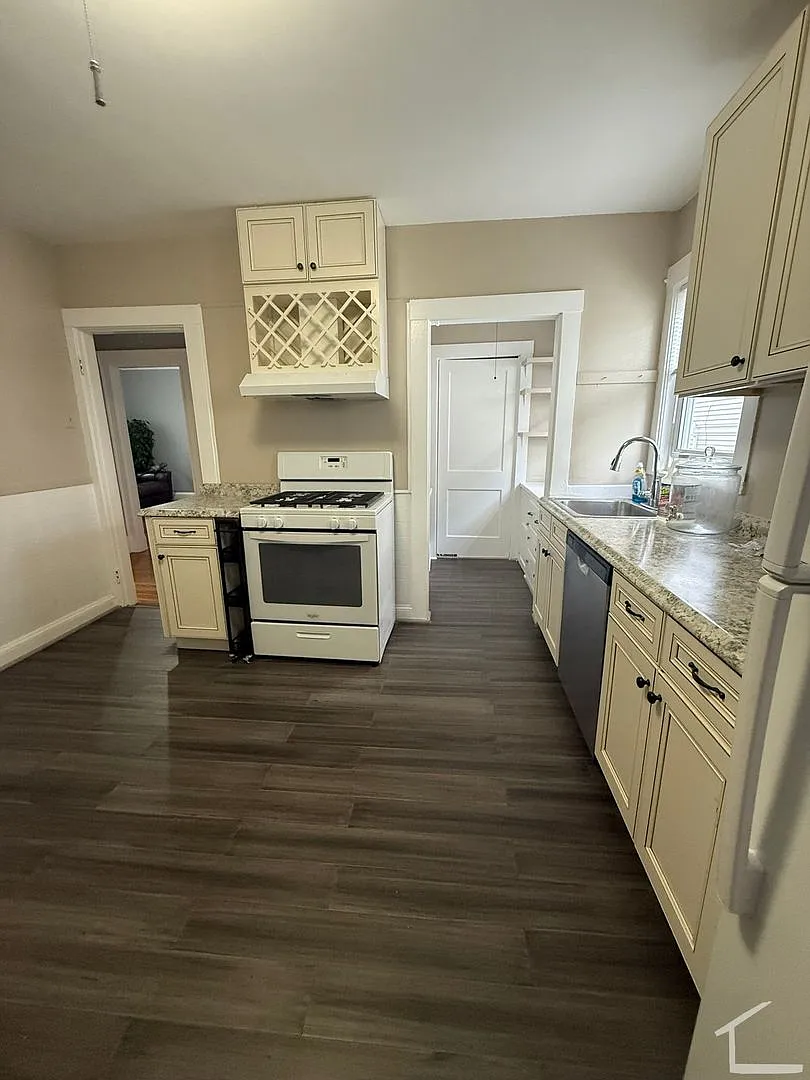 32 Matchett St — Photo 3
