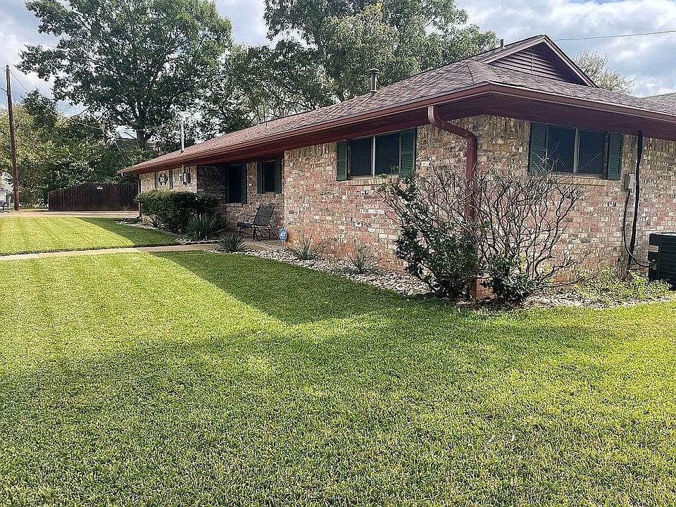 1st image of 1024 W Pecan St