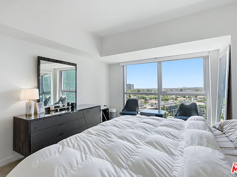 13700 Marina Pointe Dr #910 — Photo 17
