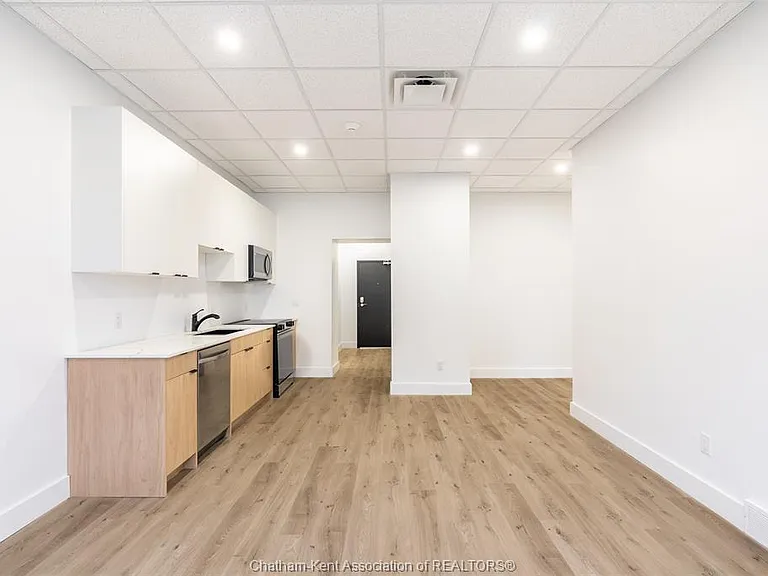 138 King St W #207 — Photo 12