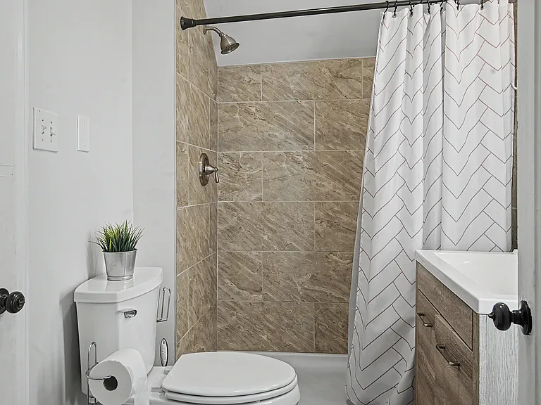 From bedroom 2 to bathroom