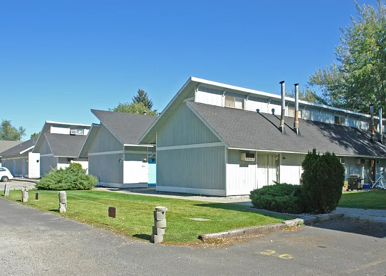 Regency Park Apartments — Photo 1