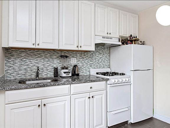 4th image of 303 E 10th St APT 10