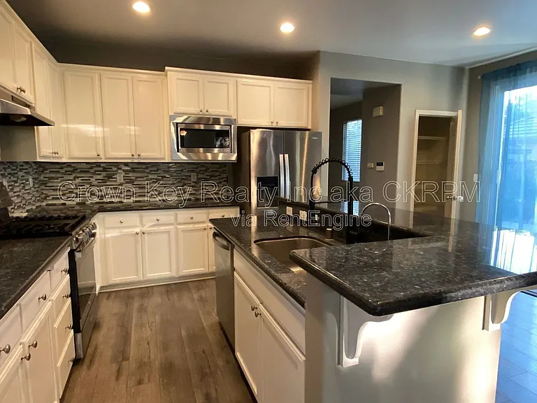 352 Goodall Dr — Photo 7