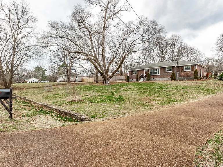 1003 Woods Lake Dr — Photo 3