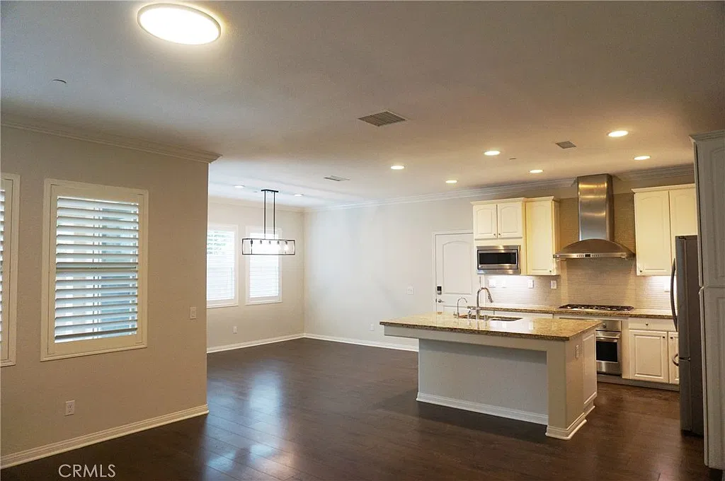 4 bed, 2413 sqft, $5,995 — Photo 3