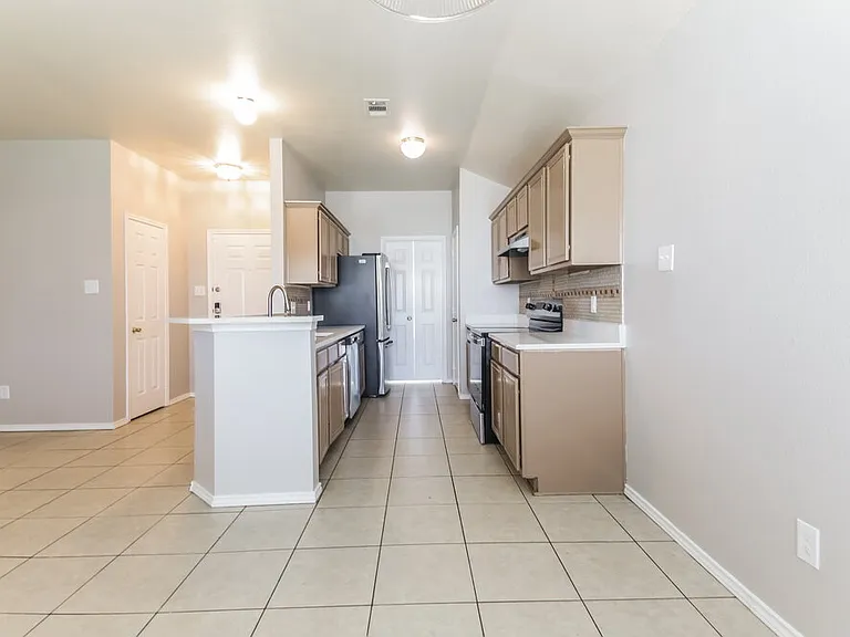1611 Cedar Bluff Ln — Photo 7