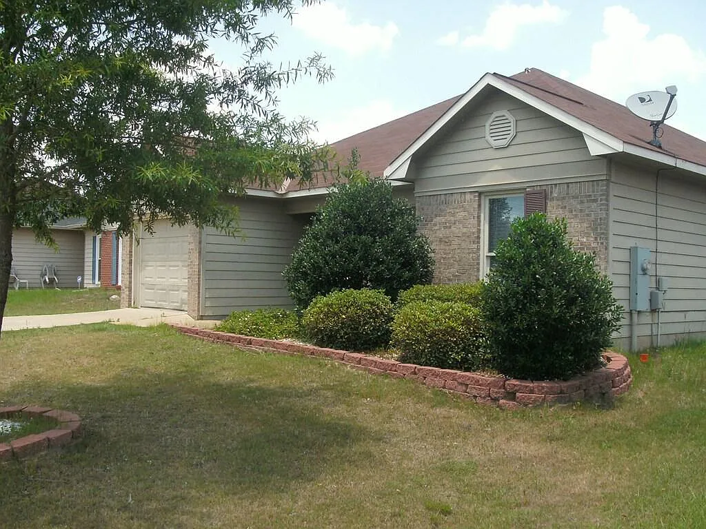 3 bed, $1,725 — Photo 2