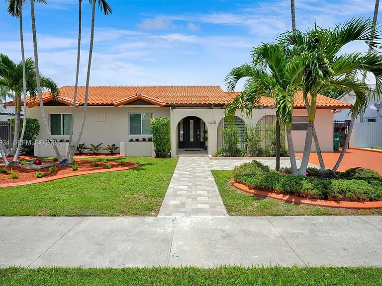 9031 SW 11th St — Photo 3