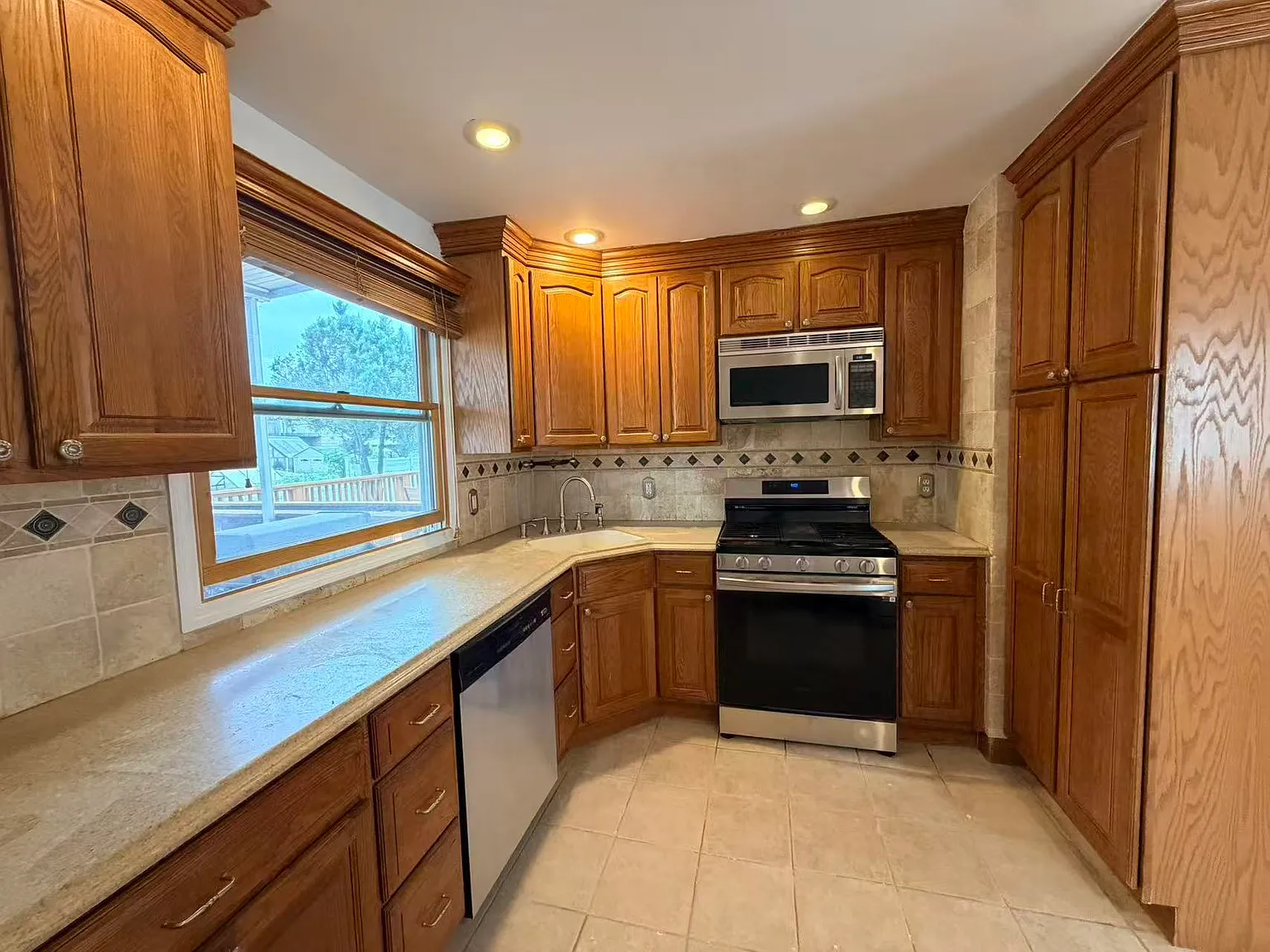 3 bed, 1.5 bath, 1382 sqft, $3,400 — Photo 2