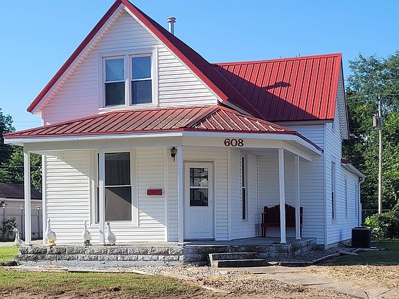 2nd image of 608 W Grand Prairie St