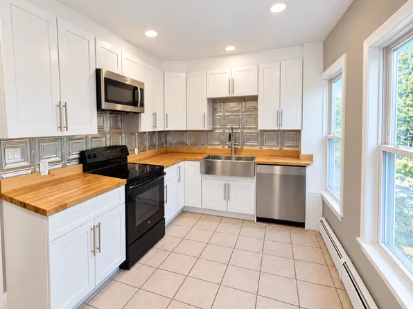 20 Ferry St #1, Suncook, NH 03275
