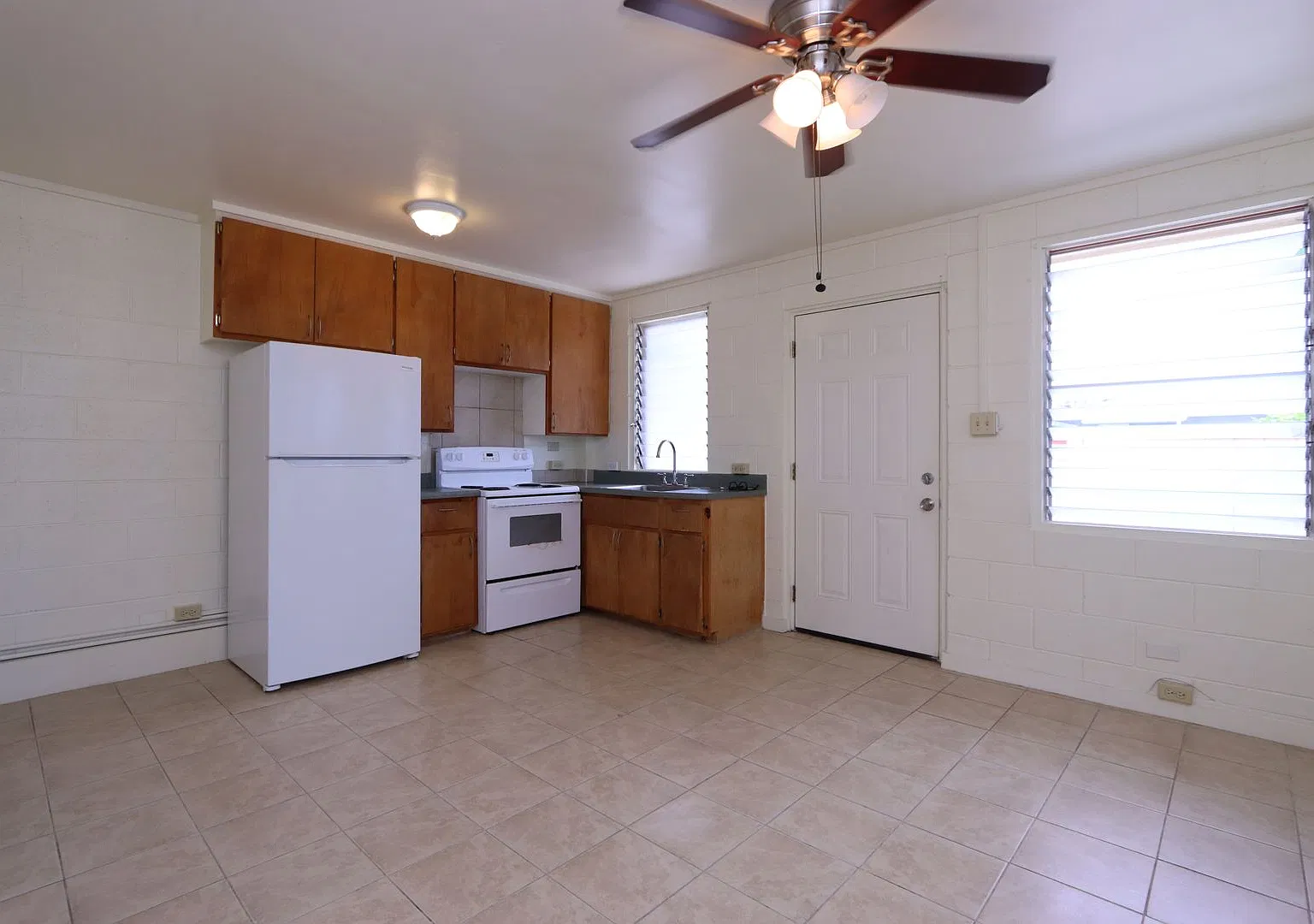 1 bedroom, 1 bath, 1 parking unit in 4 unit single level buiding in Kalihi — Photo 1