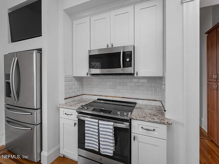289 N Roscoe Blvd — Photo 10