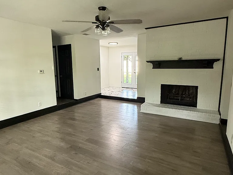 806 Kathrine Ct — Photo 2