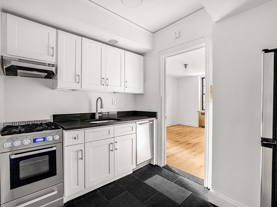 1st image of 30 Greenwich Ave #Gfb