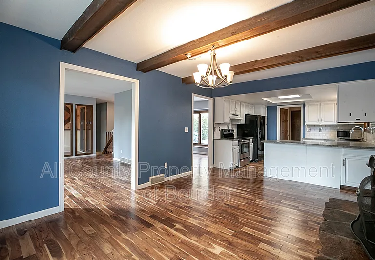 470 W Sutton Cir — Photo 4