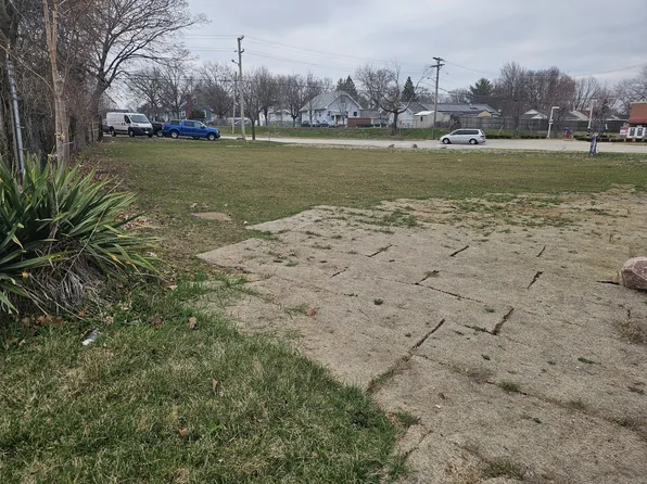 15 Hill Ave, Aurora, IL 60505