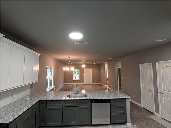 4th image of 5409 Bonnell Ave