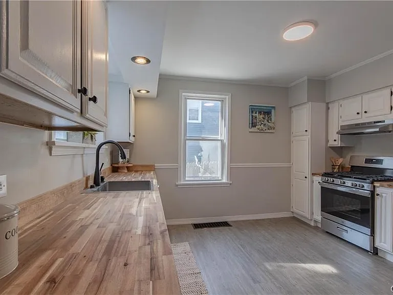 190 Flower Ave E — Photo 5