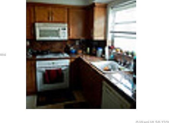 5th image of 9148 Byron Ave #0