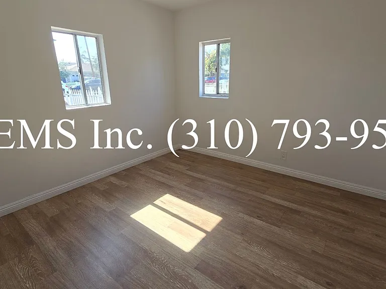 Detached Front House with Laundry Hookups and Garage Parking — Photo 8