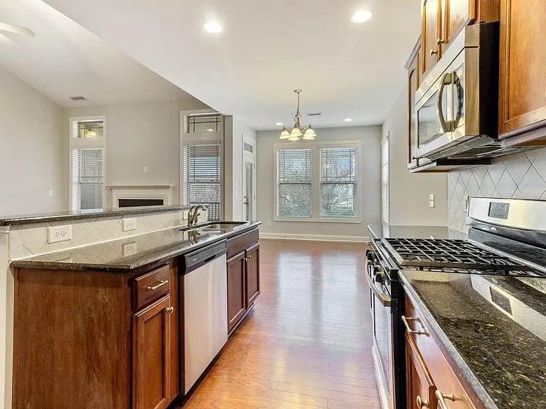 1528 Lily Creek Dr — Photo 8
