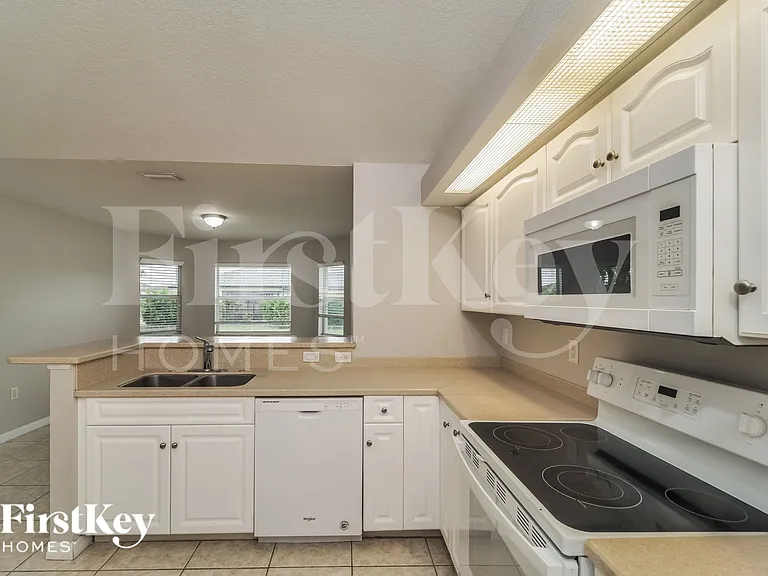 2100 SW 12th Ter — Photo 9