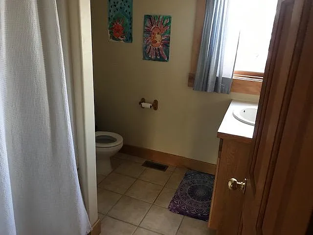 2nd upstairs bath